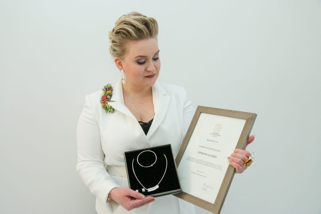 Vuoden korunkantaja kunniakirja ja palkintona korusarja