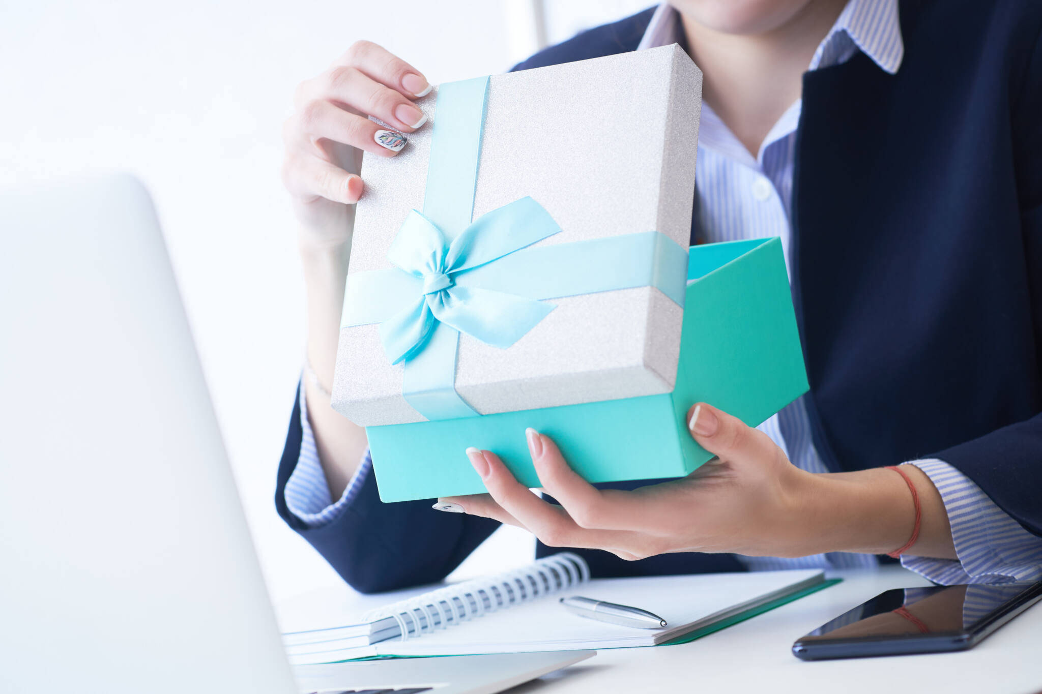 Koru merkkipäivämuistamisena työntekijälle: Lue opas korulahjan ostoon