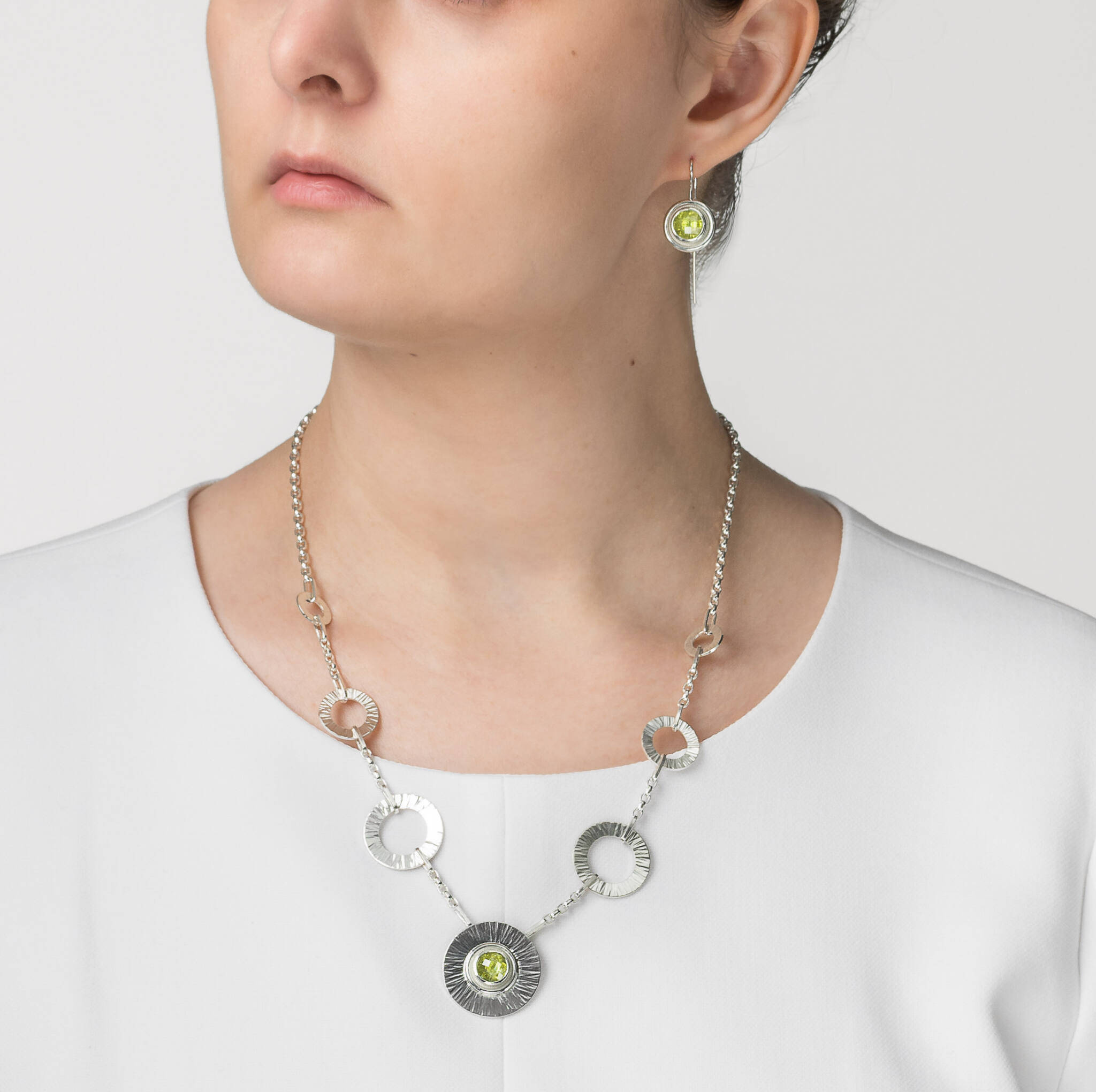 Kati Aholan ja Markku Lehdon Väreilyä-korusarjan näyttävämpi kaulakoru.