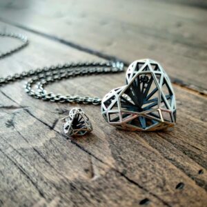 4C - Hearts-kaulakoru korvakorun kanssa