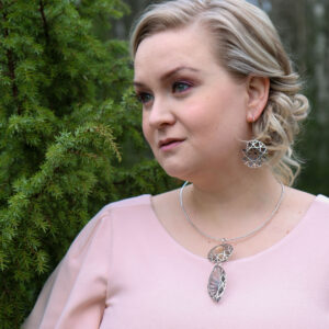 4C-uniikkikaulakoru päällä