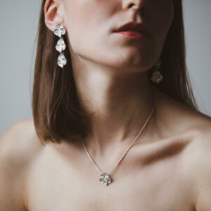 Hydrangea isot roikkuvat korvakorut ja pieni riipus