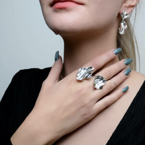 Illuusio-sormus salmiakki Laura Bruun hopeasormus