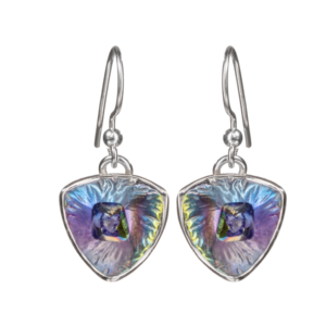 Kukkii-korvakorut ovat muunneltavat ja värikkäät. Niissä on kylmäsävyinen hologrammihehku.