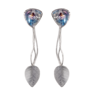 Kukkii-korvakorut ovat muunneltavat ja värikkäät. Niissä on kylmäsävyinen hologrammihehku.