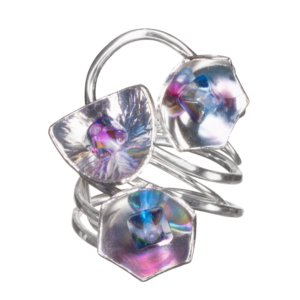 Kukkii-sormus: Iso värikäs hopeasormus, valmistettu Suomessa