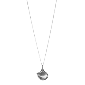 Pitkä pisaramainen riipus hopeasta Sirokorulta.