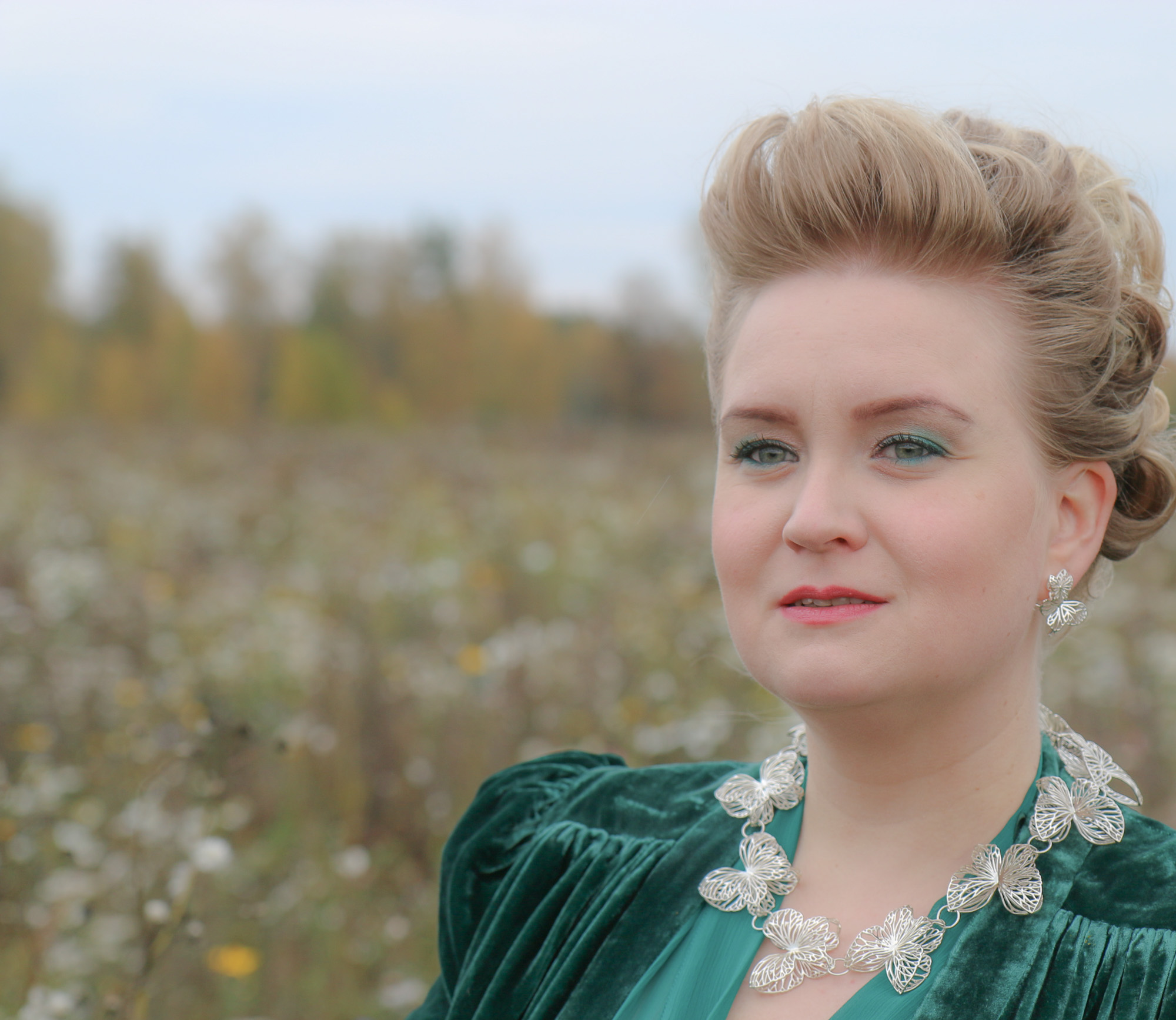 Jenni Rutosen Kesän siivekäs -käääty, iso perhosaiheinen kaulakoru.