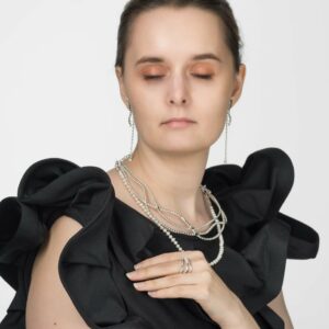 Polkuja-korusarja yhdistää hopeaa ja helmiä