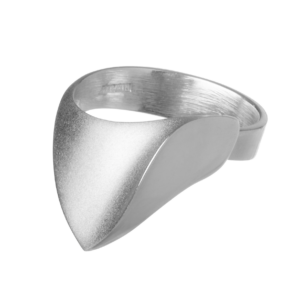 song in silver sormus hopeasta, jossa sekä mattapintaa ja kiiltävää viimeistelyä