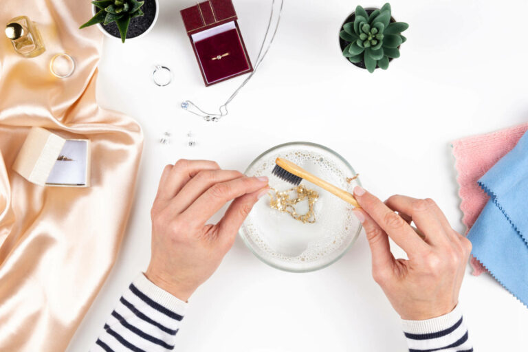 Korujen puhdistaminen astianpesuaineella antamalla koruille kylpy