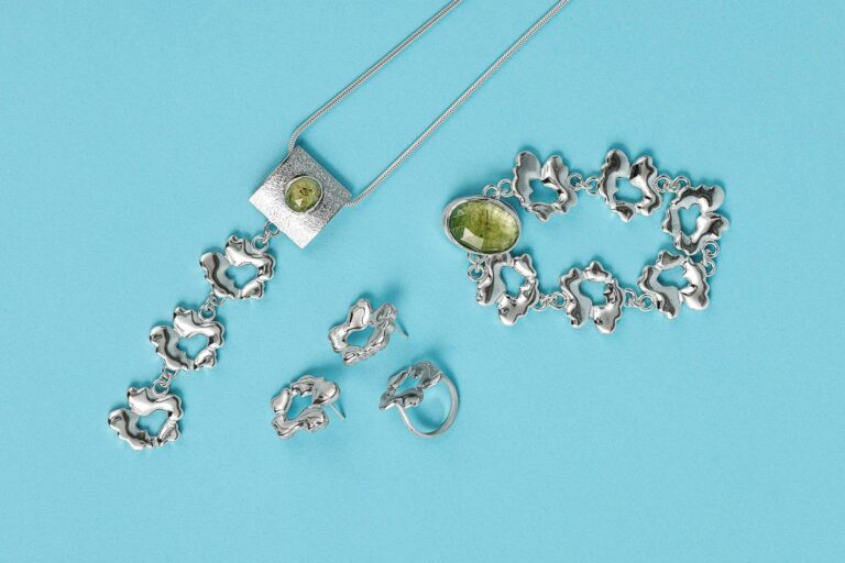 Juicy-by-nature-Katja-Luukkonen-Vuoden-koru-2024-finalisti-kuva-Jules-Beryl-Ellina-Noronen-3-e1700055597722