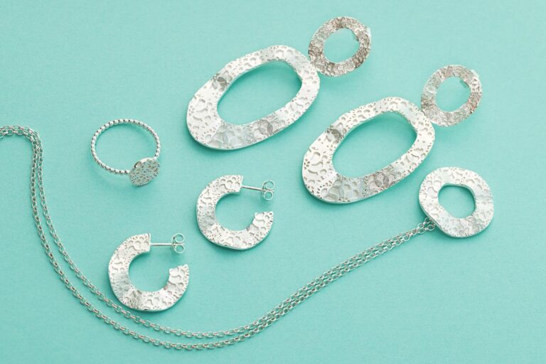 Anni Kaita-ahon Lace Collection koruja. Hopeakoruissa on pitsiaiheinen kuviointi.