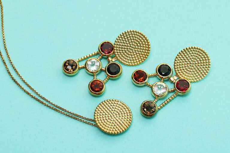 Pirjo Lakkapään Linnunradan Laitamilla korusarja sopii punaisille matoille.