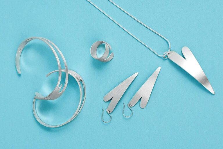 Lovella-Tiina-Halikka-Vuoden-koru-2024-finalisti-kuva-Jules-Beryl-Ellina-Noronen-1-e1700219241894