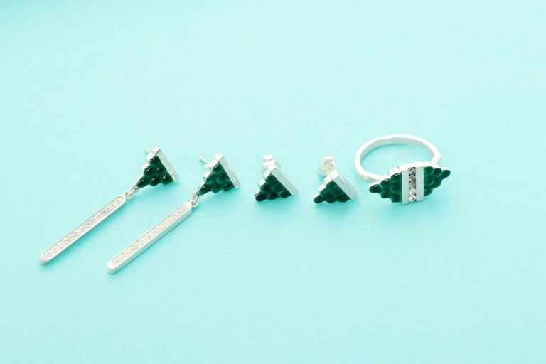 Kaiku Koru Kaisu Tullisen Mea Era -korusarjassa on vihreää emalointia.