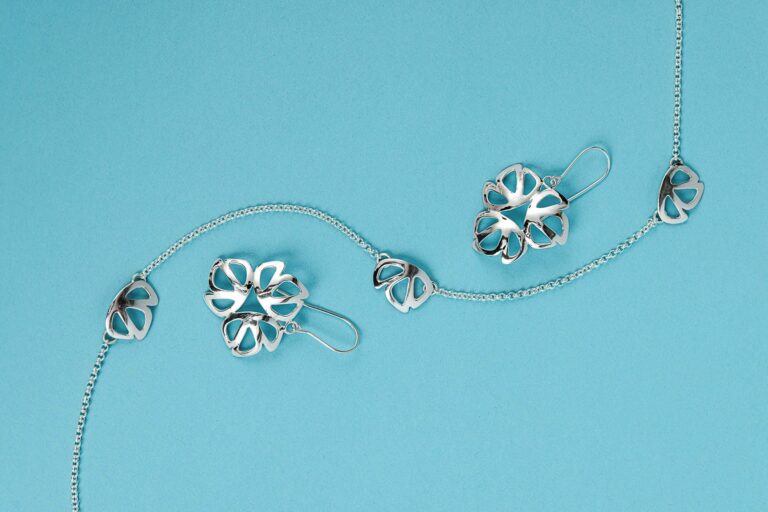 Rantapolulla-Saara-Kinnunen-Vuoden-koru-2024-finalisti-kuva-Jules-Beryl-Ellina-Noronen-2-e1700054780533