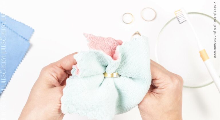 Sormuksen puhdistaminen, työvaihe, jossa sormus kuivataan liinalla