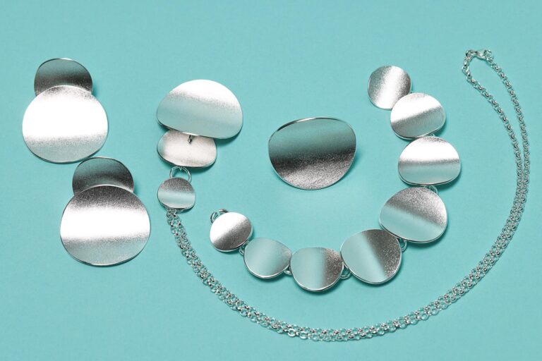 Anne Polttilan valo-sarja on näyttävä korusarja hopeasta.