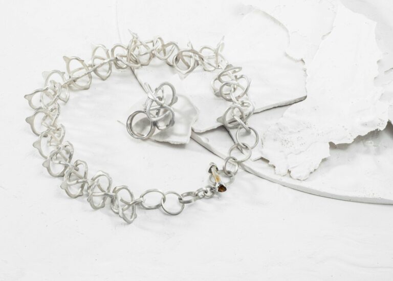 Susana Cornehin Atomi II -korusarja