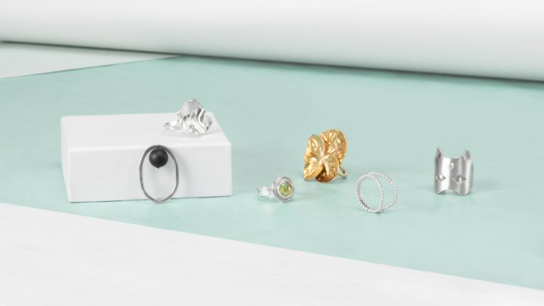 Linnan juhlat -korujen suunnittelijat Kotimaiset sormukset statement hopeasta ja kullasta