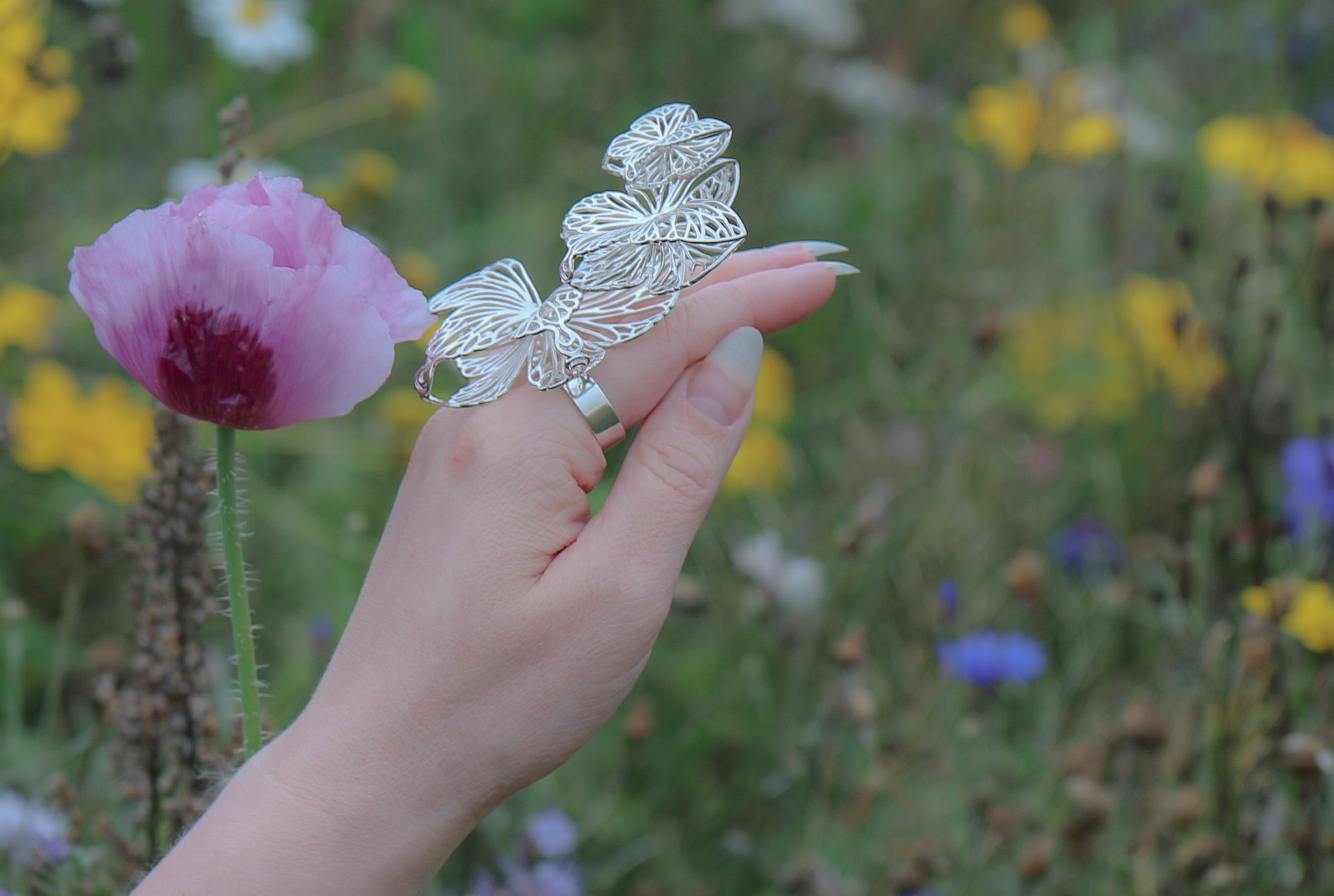 Jenni Rutosen Kesän Siivekäs statement-sormus