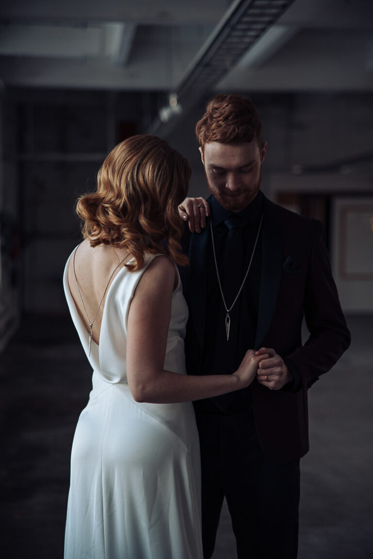 Tummat häät rohkeat korut