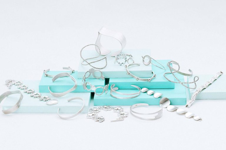 Hopeiset kultaseppäkorut vihreällä taustalla