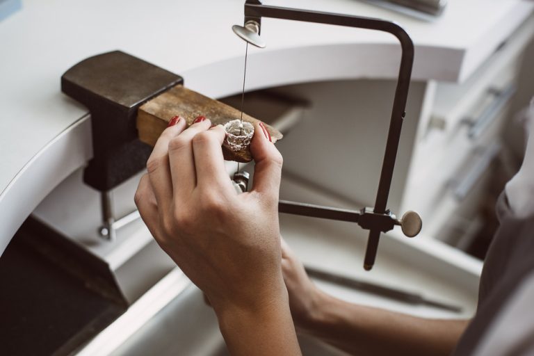 Koruseppä työskentelee sormuksen kanssa