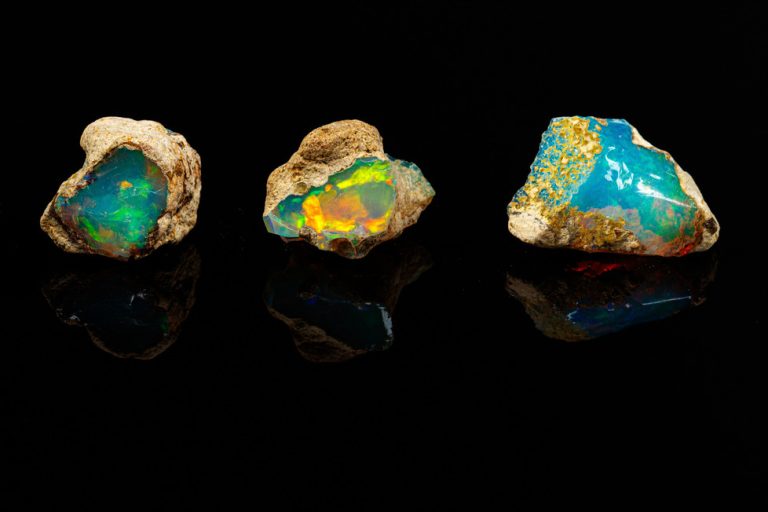 Värikkäät opaalit tummalla taustalla