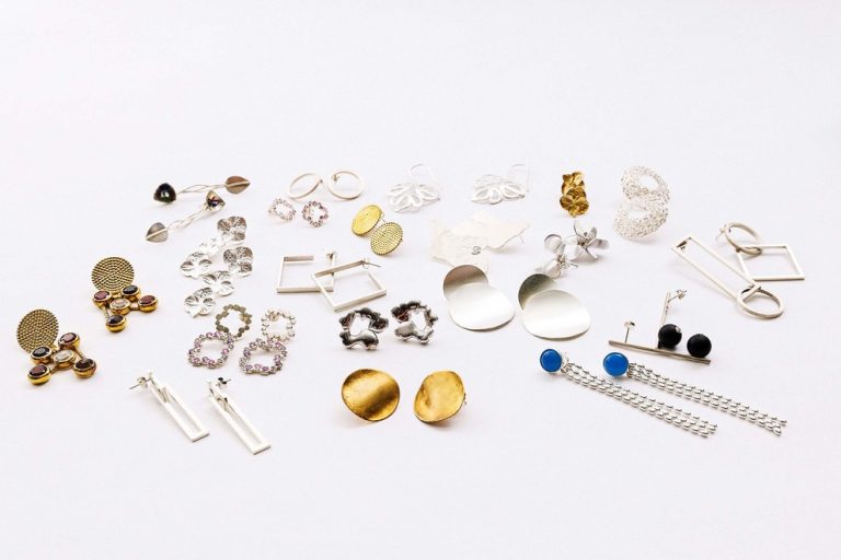 Suomalainen koru kokoelma vaalealla pohjalla