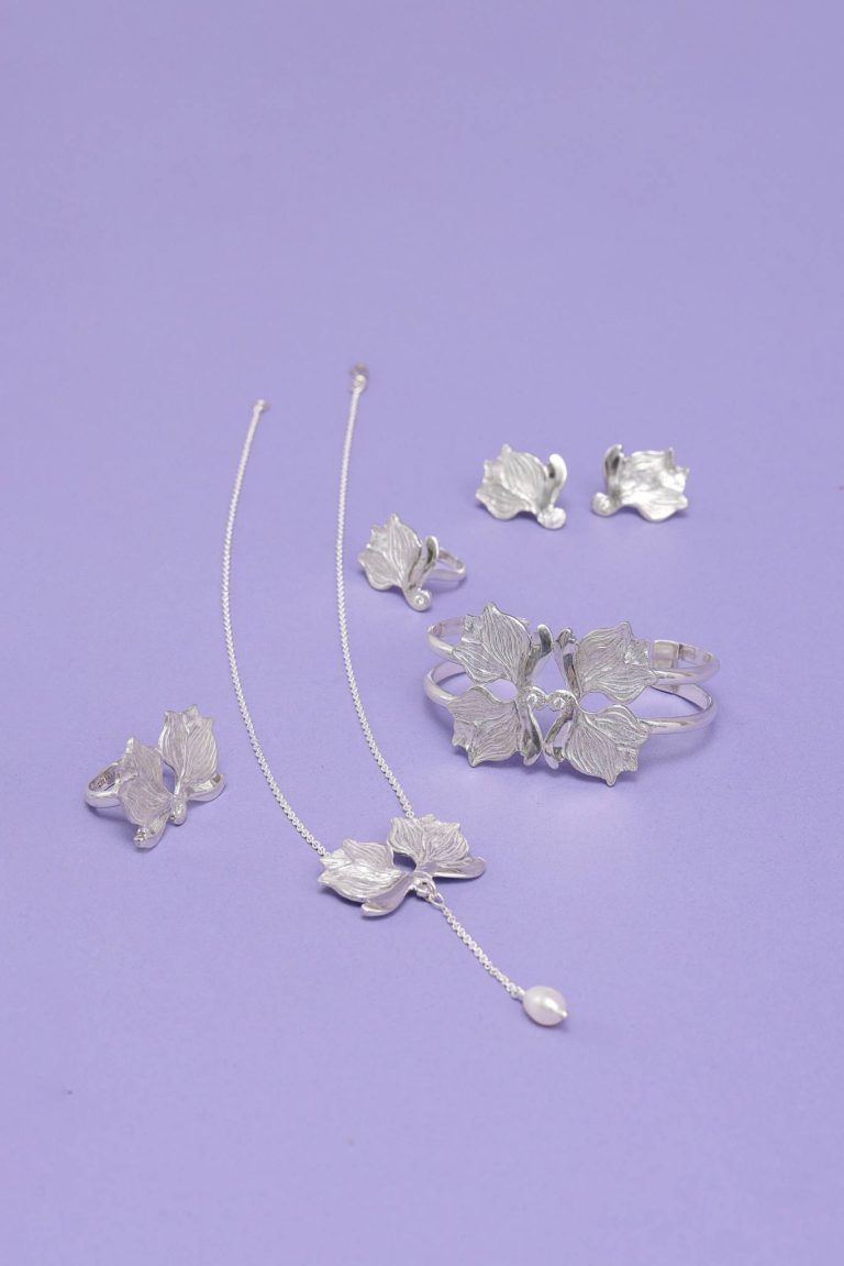 Katja Luukkonen Floral Mystique, Vuoden koru 2025 -finalisti, kuva Jules & Beryl, Ellina Noronen