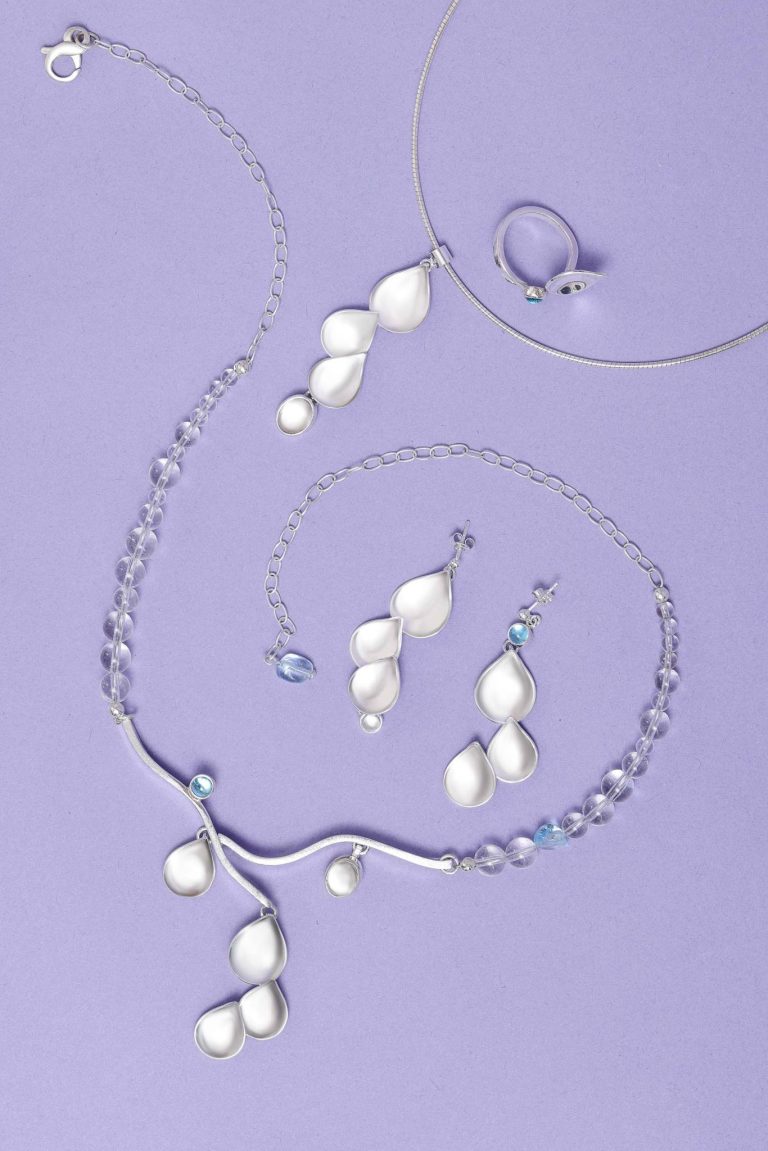 Mari Syrén Kesäsade, Vuoden koru 2025 -finalisti, kuva Jules & Beryl, Ellina Noronen 2