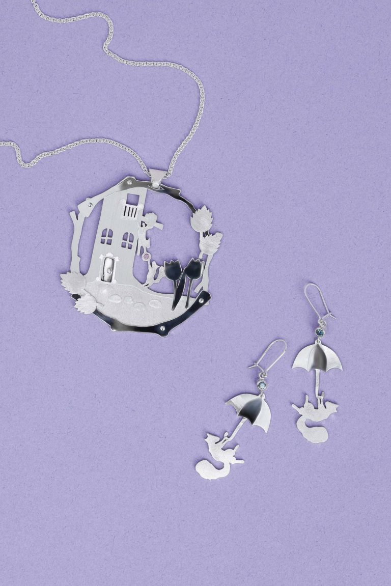 Riia Valvimo Satumetsän ihmeet, Vuoden koru 2025 -finalisti, kuva Jules & Beryl, Ellina Noronen